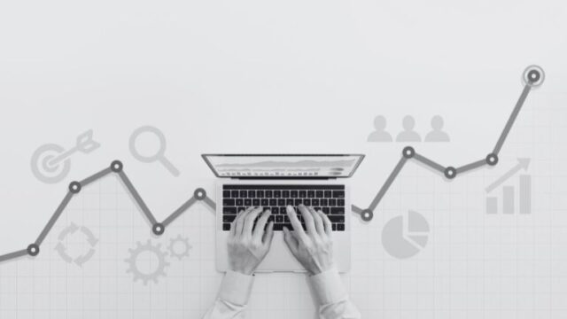 Deux mains sur un clavier travaillant sur Google Analytics