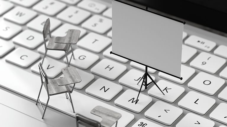 Meubles miniatures sur un clavier