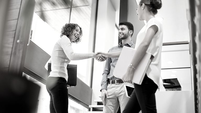 Des clients satisfaits après une réunion professionnelle