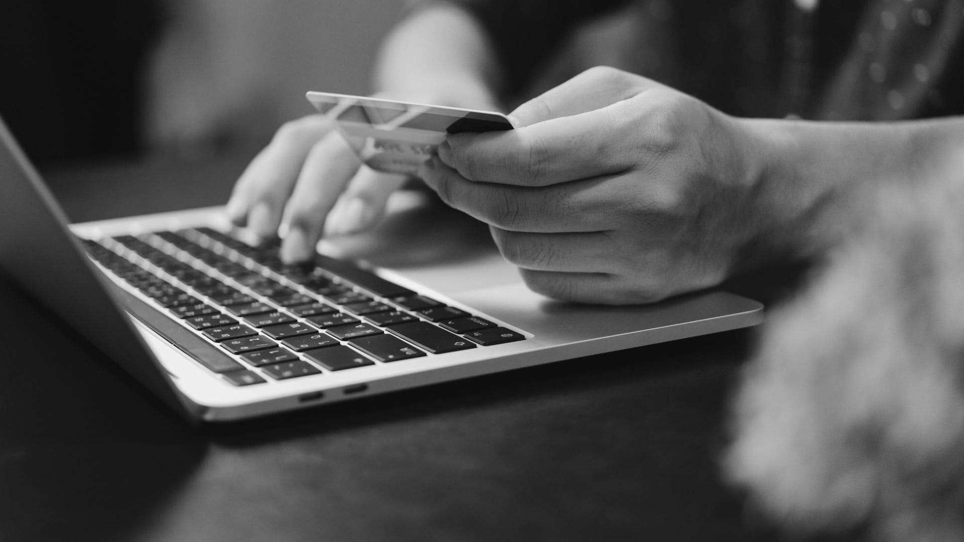 Consommateur achetant un produit en ligne grâce à l'extension WordPress WooCommerce