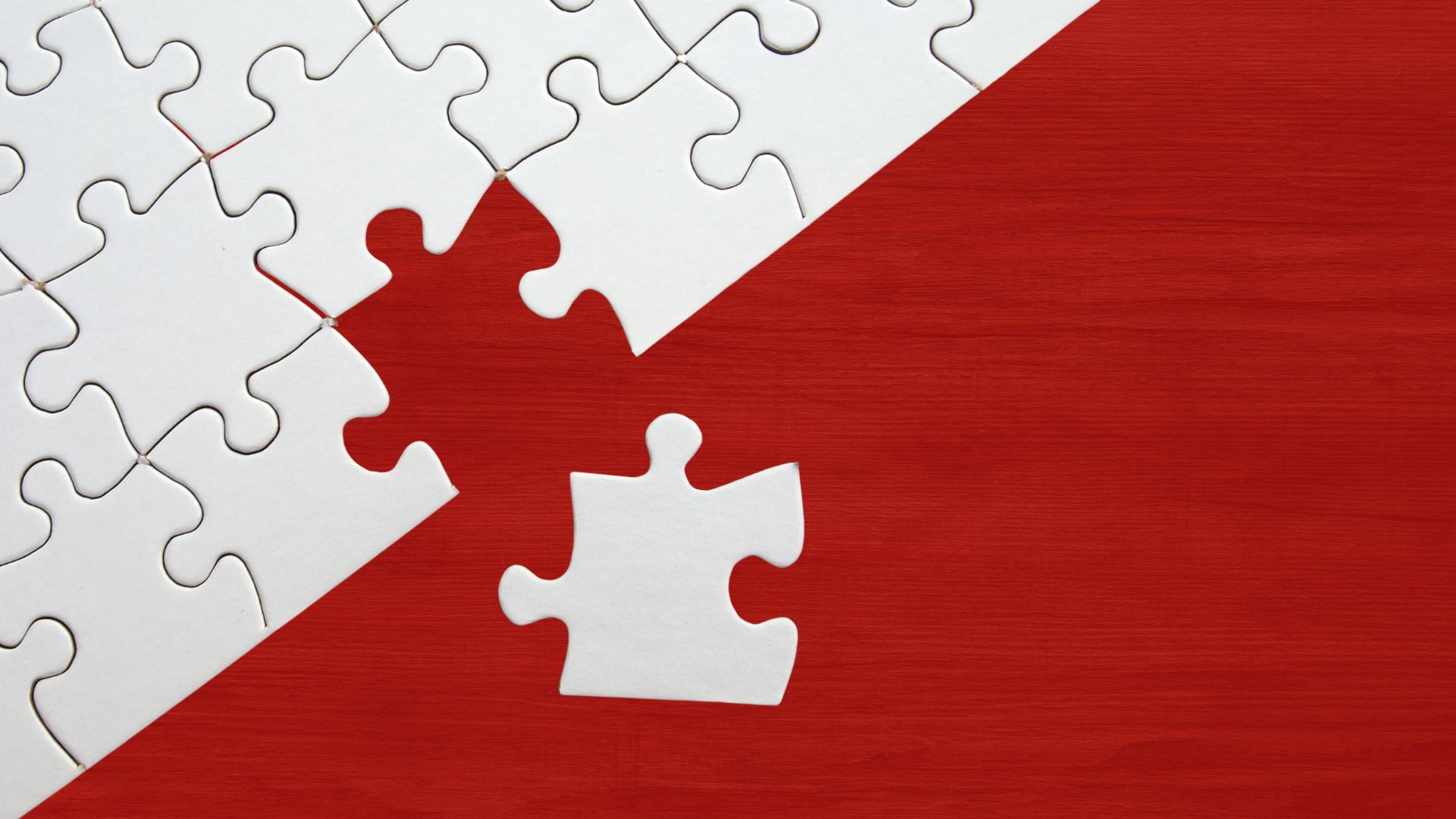 Morceaux de puzzle qui s'assemblent comme un message adressé au bon buyer persona