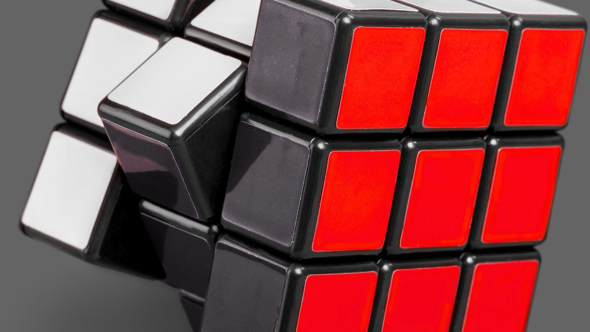 Rubik's cube symbolisant la réflexion autour de son identité visuelle