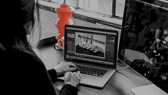 Une graphiste optimisant une image pour un site web