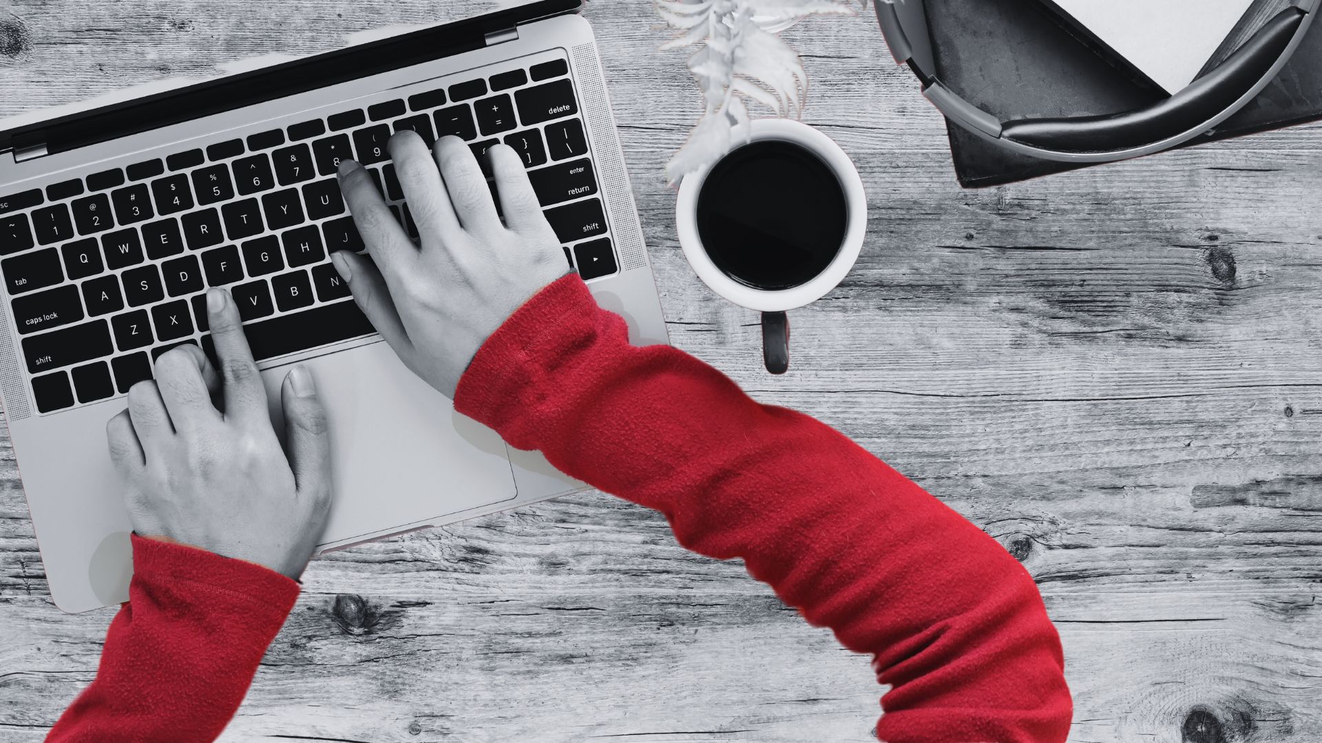 Entrepreneur en train de rédiger un article pour son blog d'entreprise