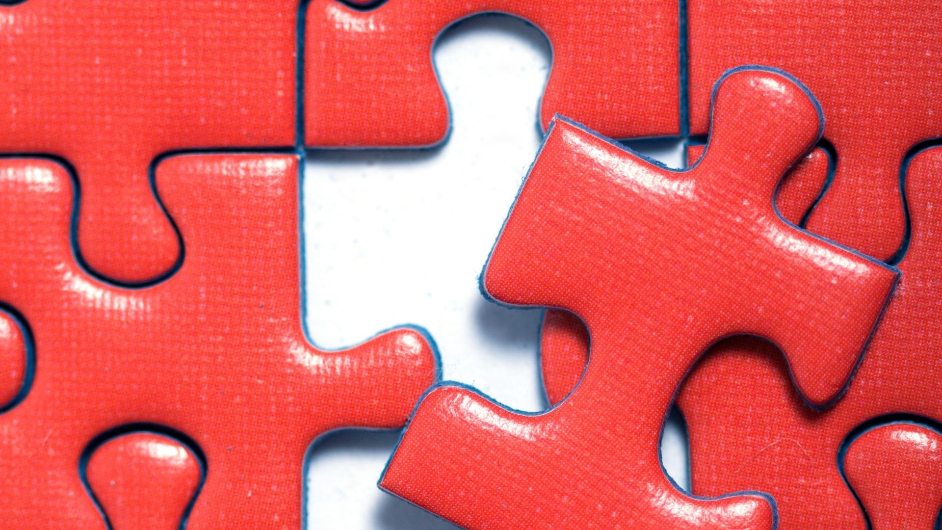 Des pièces de puzzle rouge symbolisant les différents leviers de la visibilité en ligne