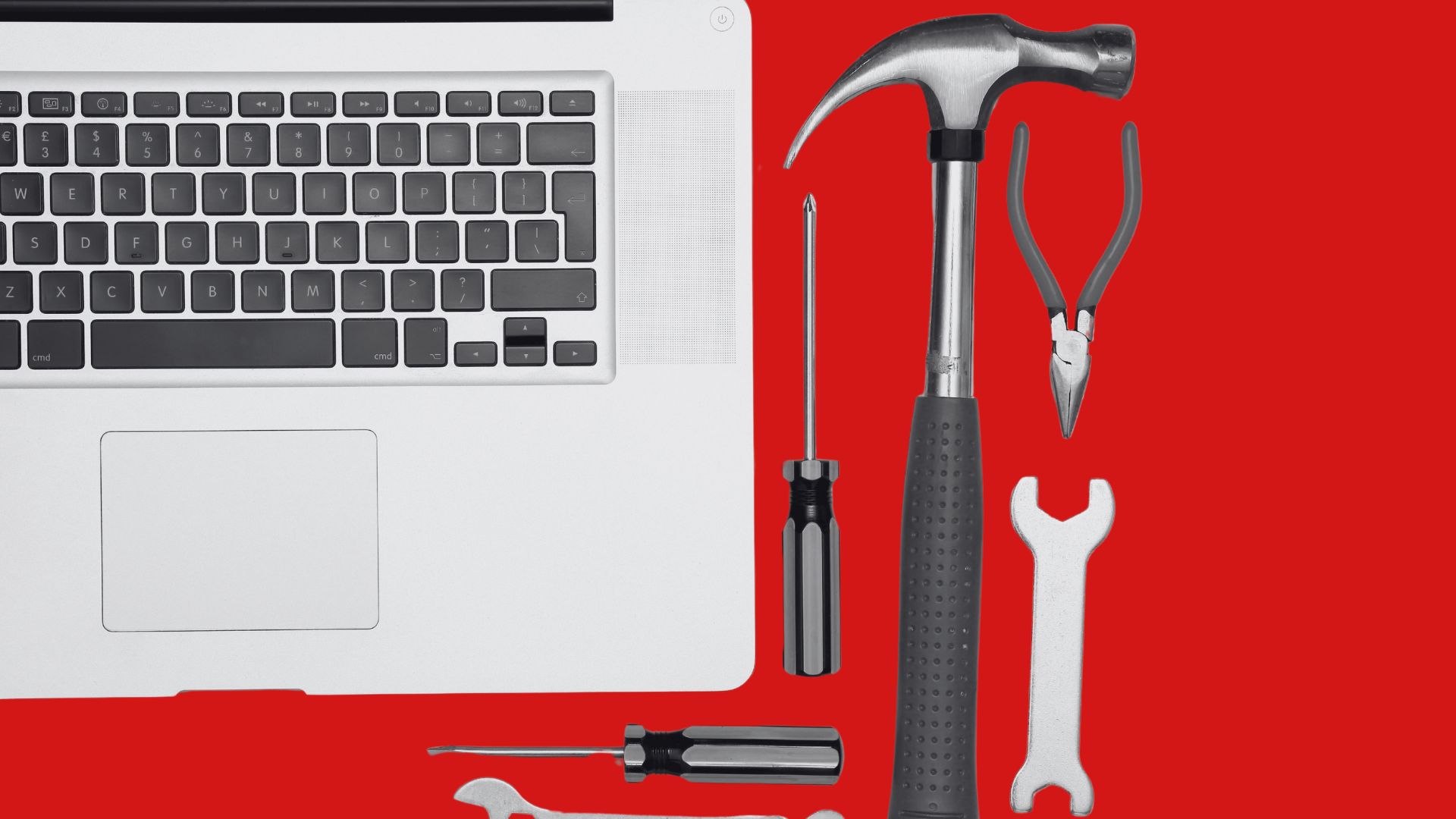 Tournevis, pince et marteau symbolisant la gestion professionnelle de site internet