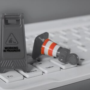 Clavier d'ordinateur avec des signalisations de chantier