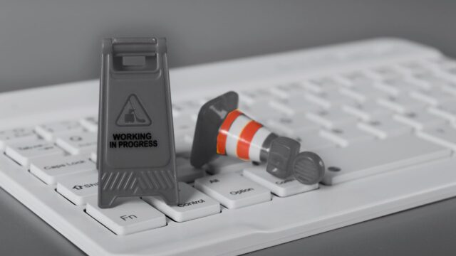 Clavier d'ordinateur avec des signalisations de chantier
