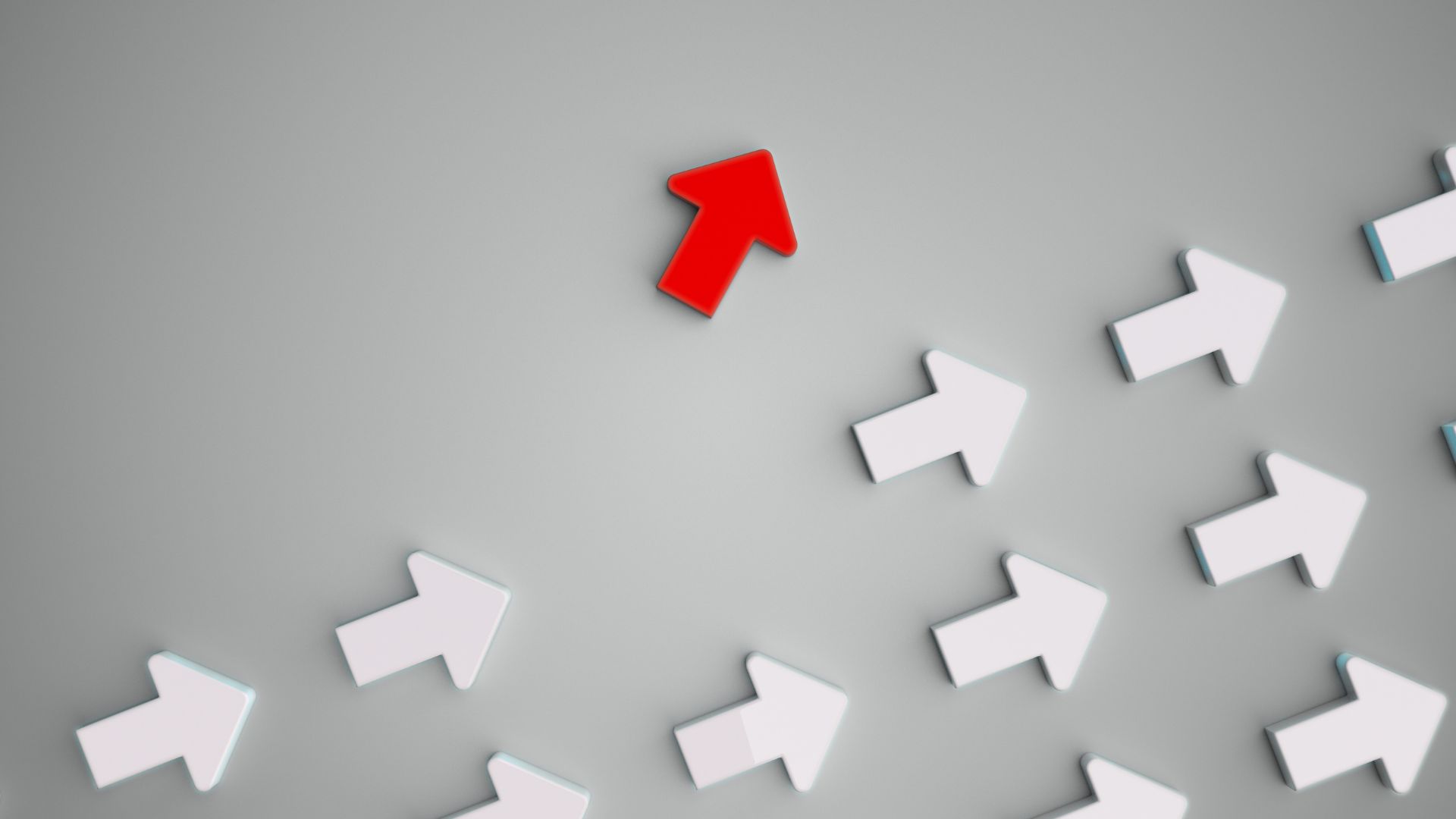 Une flèche rouge pointe dans une direction différente parmi des flèches blanches, symbole de l’anticipation des évolutions dans le choix d'un prestataire web